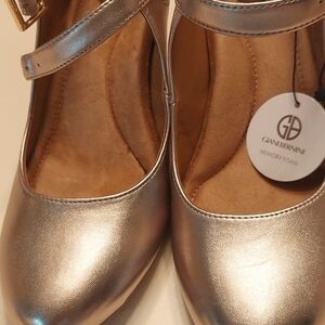 Gold faux leather shoes size 8, Giani  Bernini, never worn